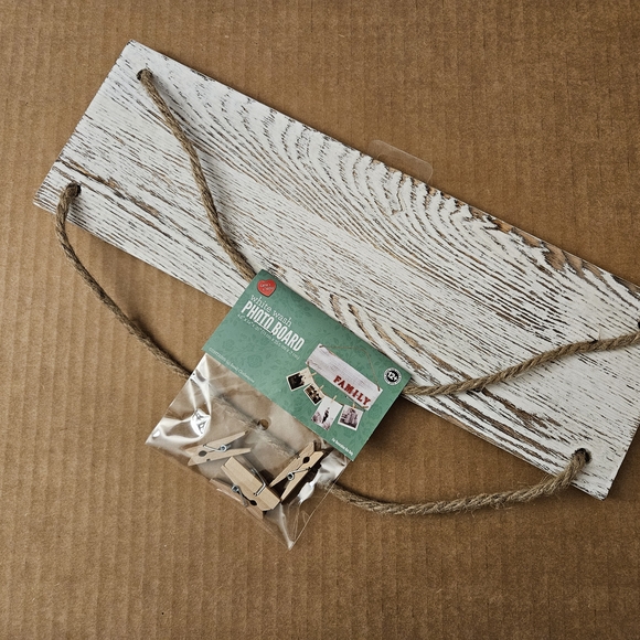 $5 Bundled/Rustic Whitewashed Photo Board with Clips - Picture 1 of 4